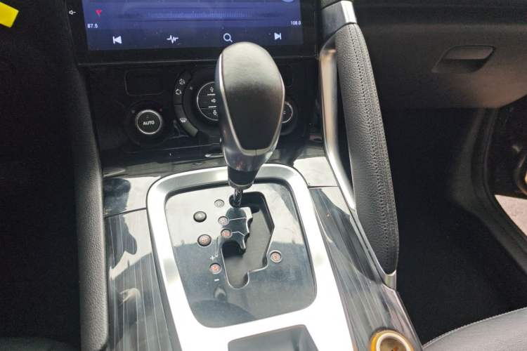 Used Peugeot 3008 2015 1.6THP Automatic Trend Edition Gear Lever