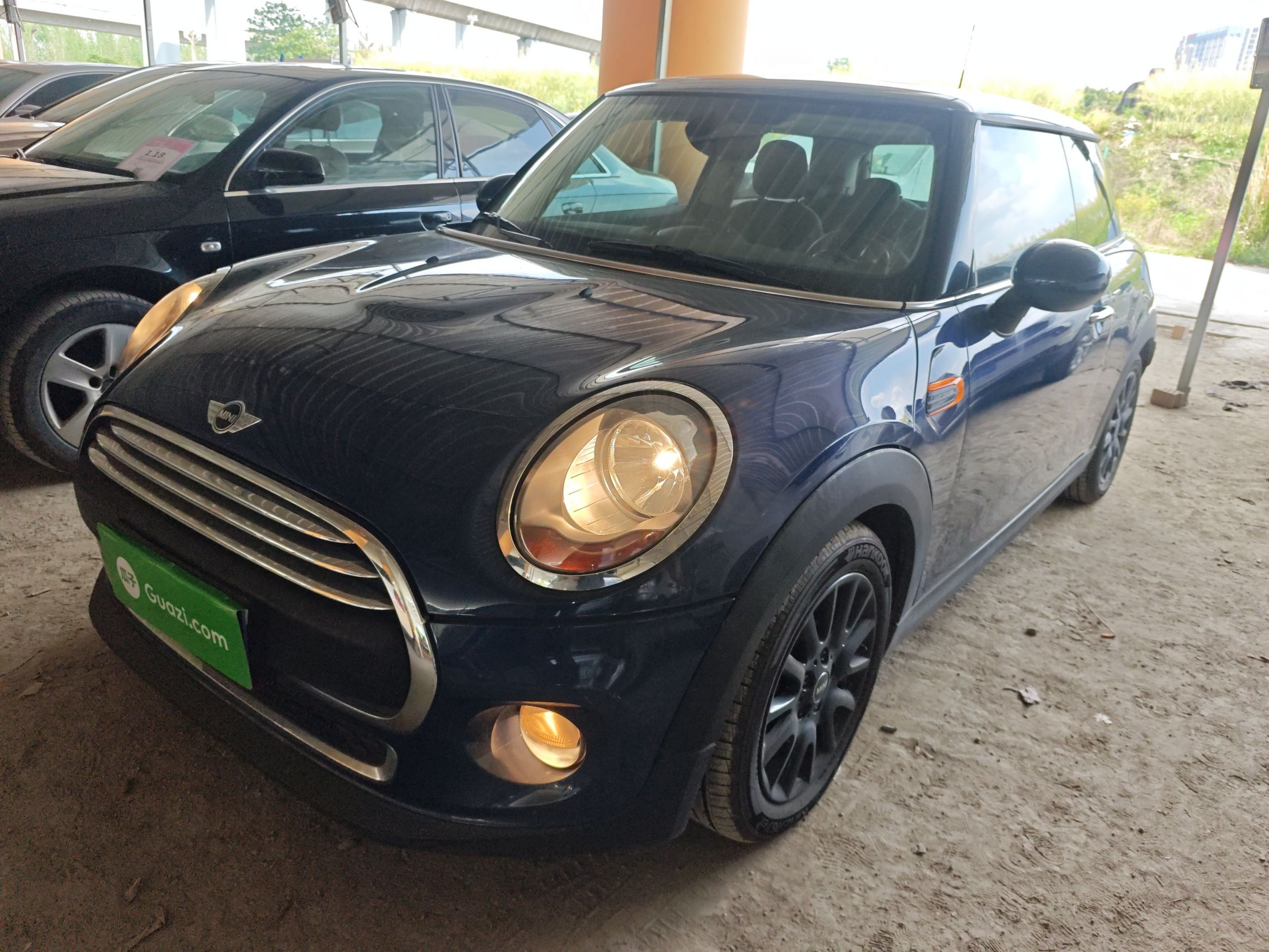 تحت مقدمة السيارة