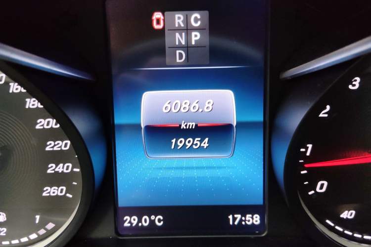 Used Mercedes-Benz V-Class  Odometer Close Up