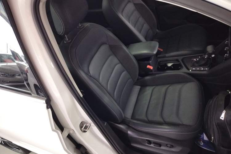 Used Volkswagen Tiguan L 2019 Revised 330TSI Automatic Two-Wheel Drive Smart & Luxury Edition China VI Standard
