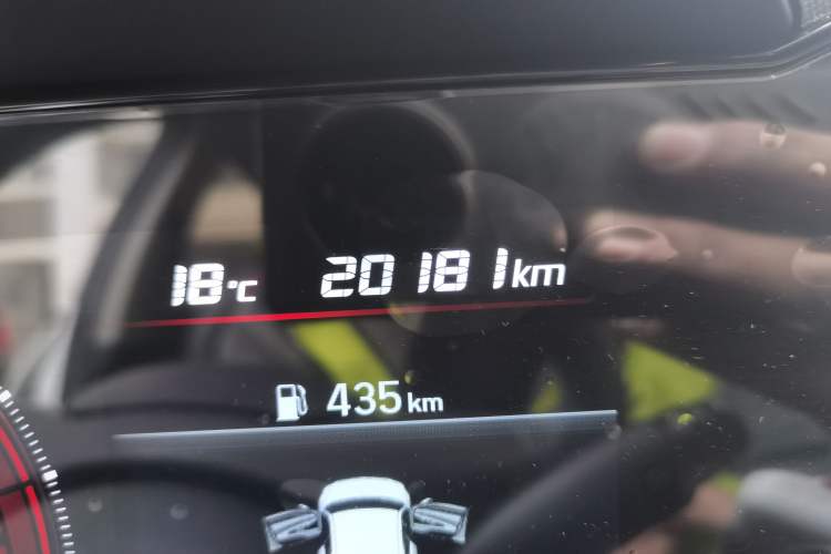 Used Hyundai Elantra 2021 1.5L CVT LUX Prestige Edition Odometer Close Up