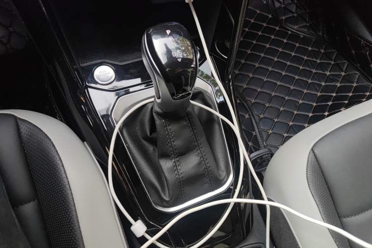 Used Volkswagen T-ROC 2023 300TSI DSG Two-Wheel-Drive Chen Guang Edition
