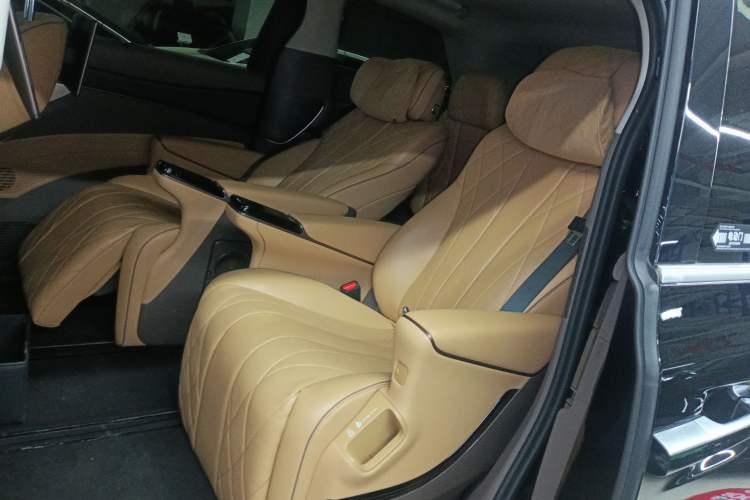 Used Denza D9 2022 DM-i 970 Four-Wheel Drive Prestige Model Left Rear Seat