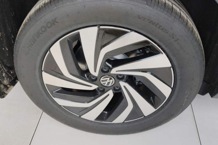 Used Volkswagen Tiguan L 2025 Model, Outstanding Version, 300TSI Automatic Two-Wheel Drive Longteng Edition
