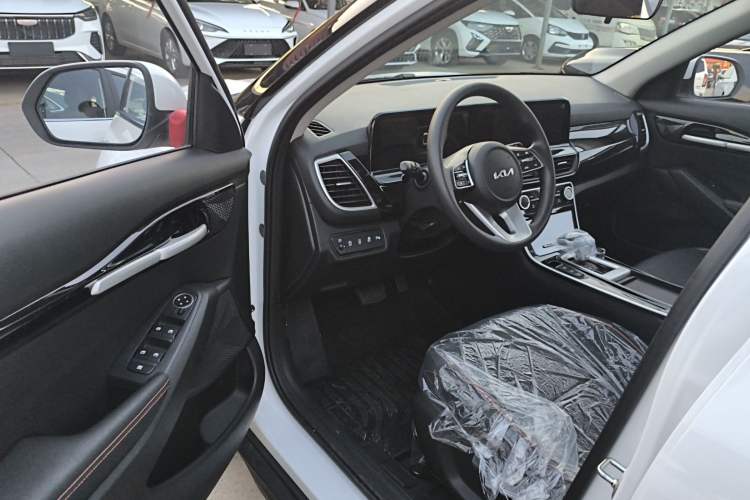 Used Kia Seltos 2026 1.5L IVT Luxury Edition Driver Seat