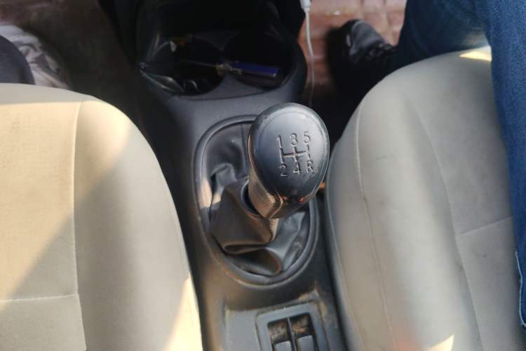 Used Venucia R30 2014 1.2L Manual Enjoyment Edition Gear Lever