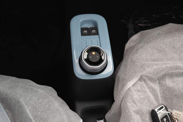 Used Geely Galaxy Panda 2024 Panda Mini 200km Endurance Bear Gear Lever