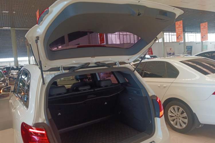 Used Mercedes-Benz B-Class 2018 B 200 Sport Edition Trunk