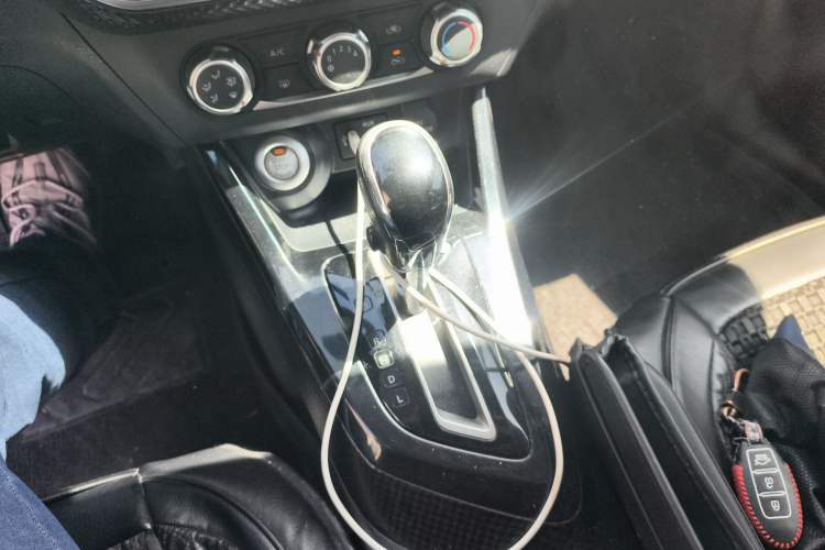 Used Nissan Lannia 2016 1.6L CVT Smart Cool Edition Gear Lever