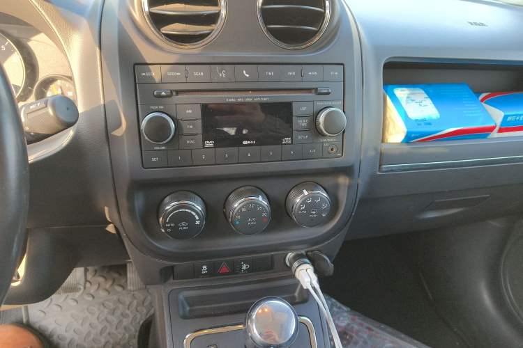 Used Jeep Compass 2012 2.4L four-wheel-drive sport version