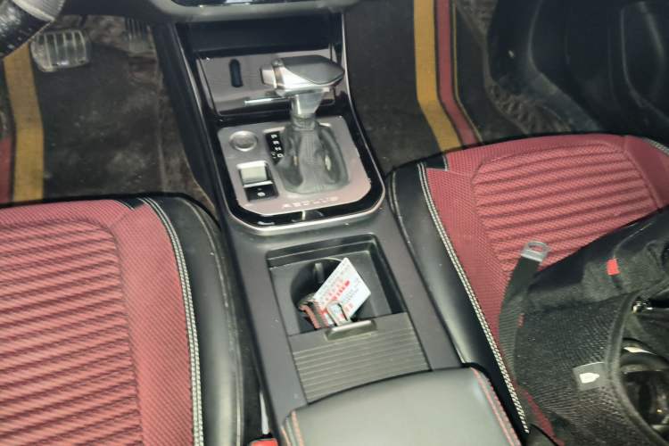 Used Dongfeng Aeolus Yixuan 2020 230T Automatic Dazzle Track Rider Edition Gear Lever