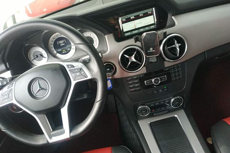 Used Mercedes-Benz GLK-Class 2015 GLK 260 4MATIC Dynamic Edition Ultimate Version
