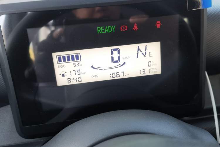 Used Wuling Zhiguang New Energy 2025 Standard Model Odometer Close Up