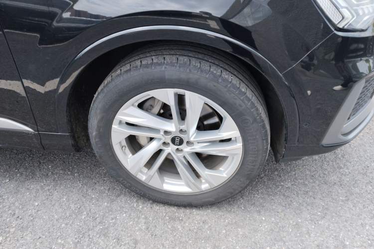 Used Audi Q7 2021 45 TFSI quattro S line Sport model Right Front Wheel Hub