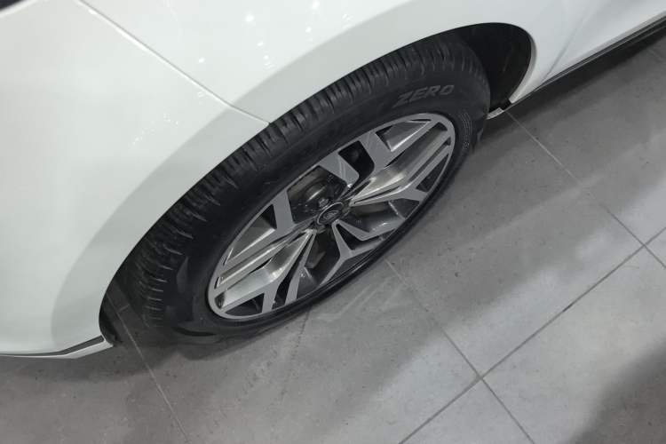 Used Land Rover Range Evoque 2022 Aurora L 249 PS R-Dynamic Luxury Edition Left Front Wheel Hub