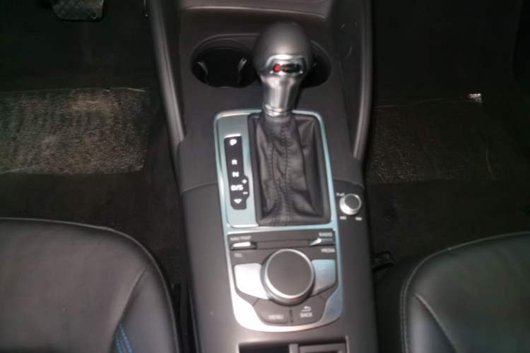 Used Audi A3 2020 Limousine 35 TFSI Fashion Edition China VI Emission Standard Gear Lever