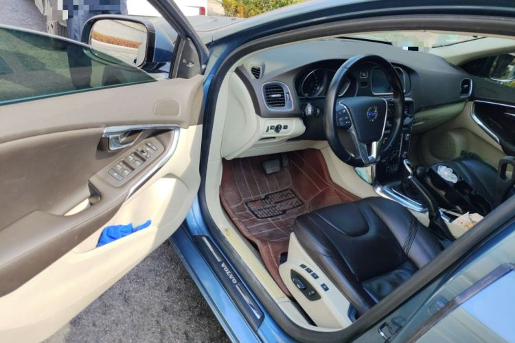 Used Volvo V40 2013 2.0T Zhiya Edition
