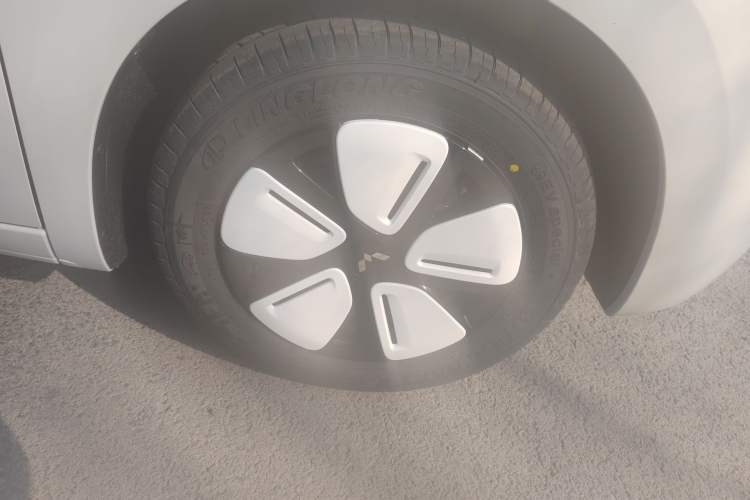 Used Wuling Hongguang MINIEV 2025 Four-Door Version Advanced Edition Right Front Wheel Hub