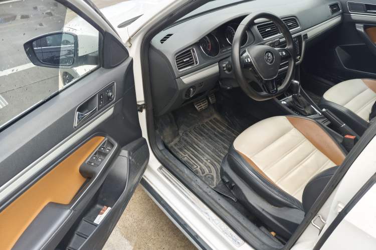 Used Volkswagen Cross Lavida 2016 230TSI DSG Luxury Edition
