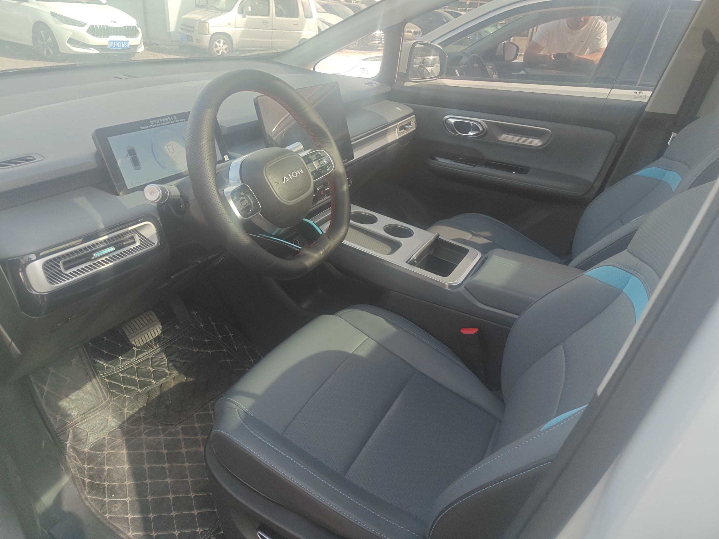 المقاعد الأمامية داخل السيارة