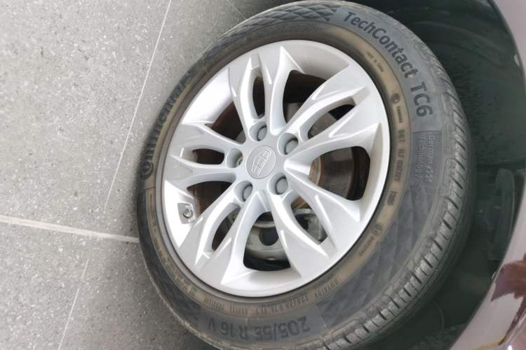 Used Geely Auto Emgrand 2016 Sedan 1.5L CVT Upward Version Right Front Wheel Hub