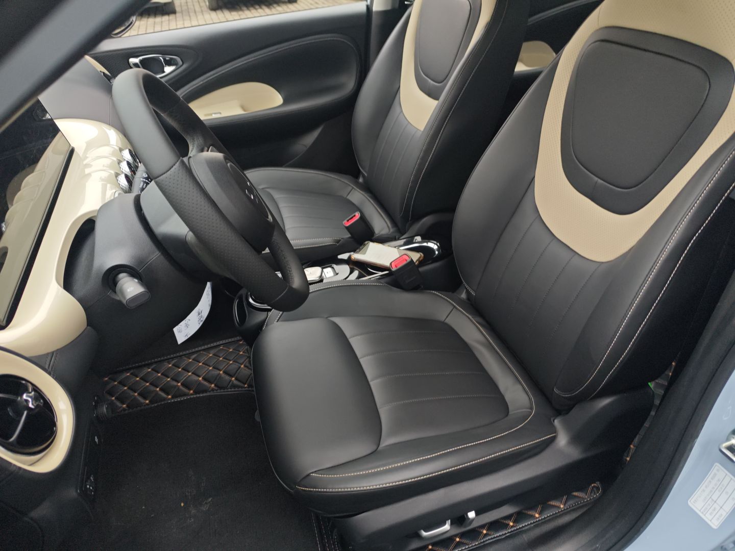 المقاعد الأمامية داخل السيارة