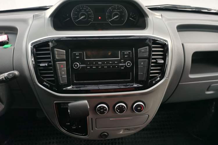 Used SAIC MAXUS Xintu V80 2021 2.0T AMT Classic Aoyuntong Short Wheelbase Mid-Roof 5/6-Seater