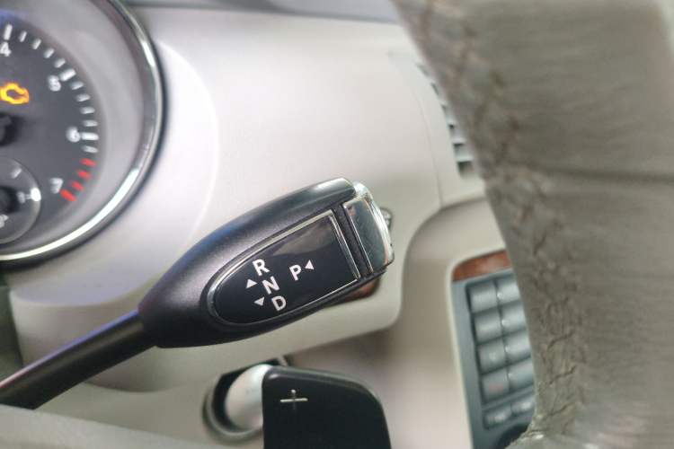 Used Mercedes-Benz R-Class 2010 R 350 L 4MATIC Grand Edition Gear Lever