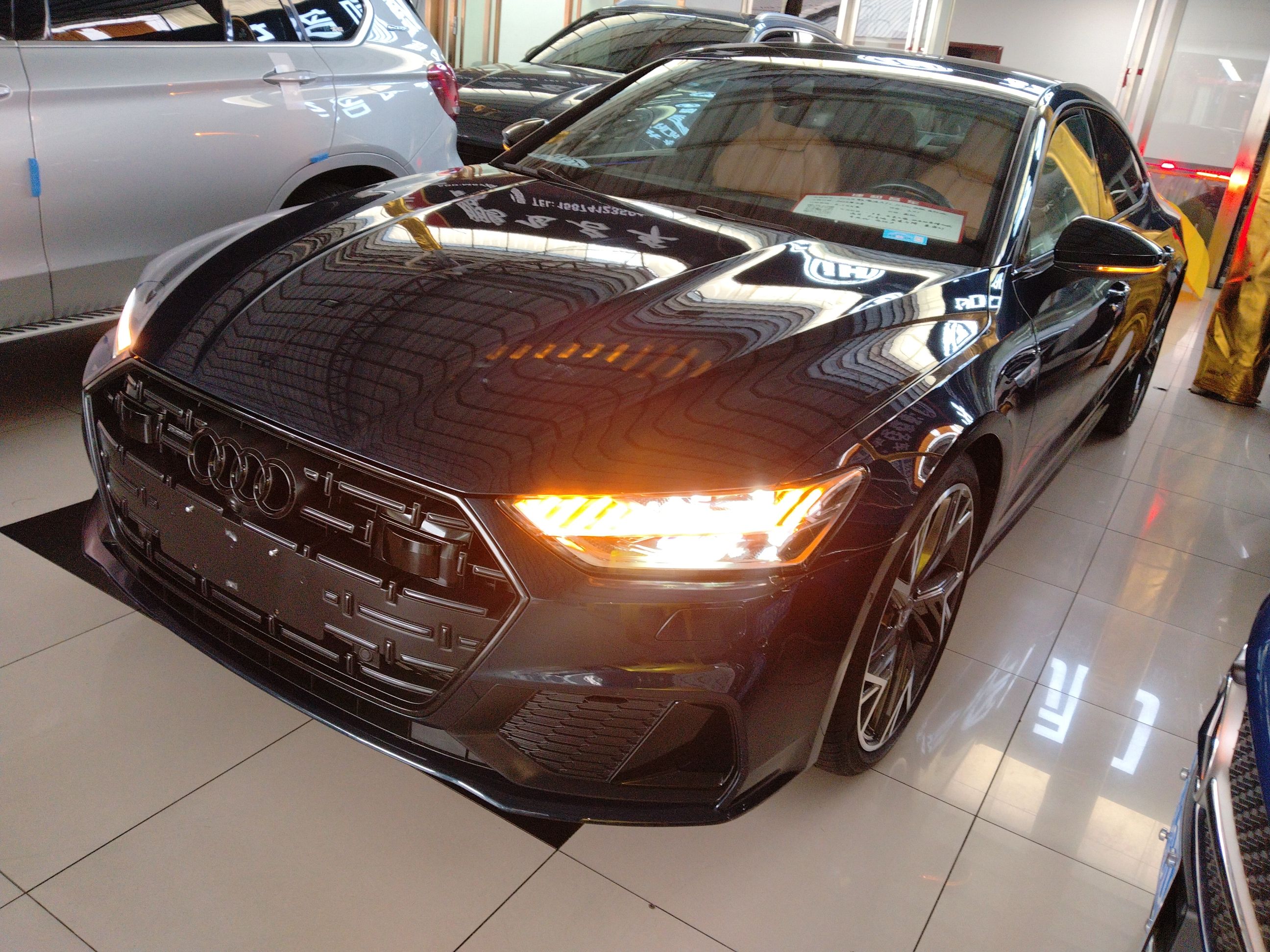 تحت مقدمة السيارة