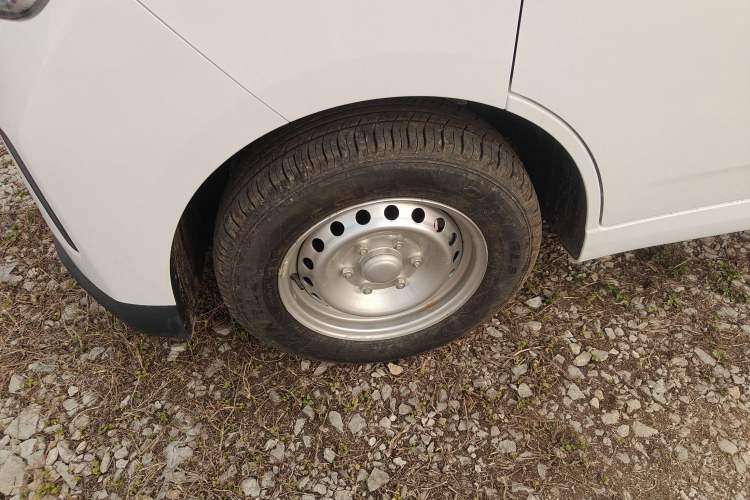 Used Wuling Yangguang 2024 300KM Comfort Version Passenger Van 75kW
