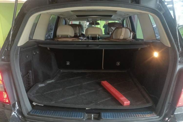 Used Mercedes-Benz GLK-Class 2011 GLK 300 4MATIC Fashion Model Trunk