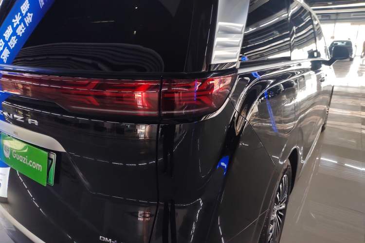 Used Denza D9 2022 DM-i 970 Four-Wheel Drive Prestige Model
