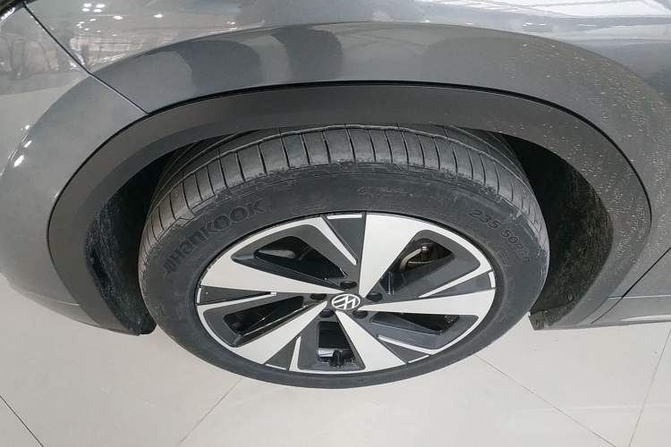 Used Volkswagen ID.6 X 2023 Pure Long-Range Version Left Front Wheel Hub