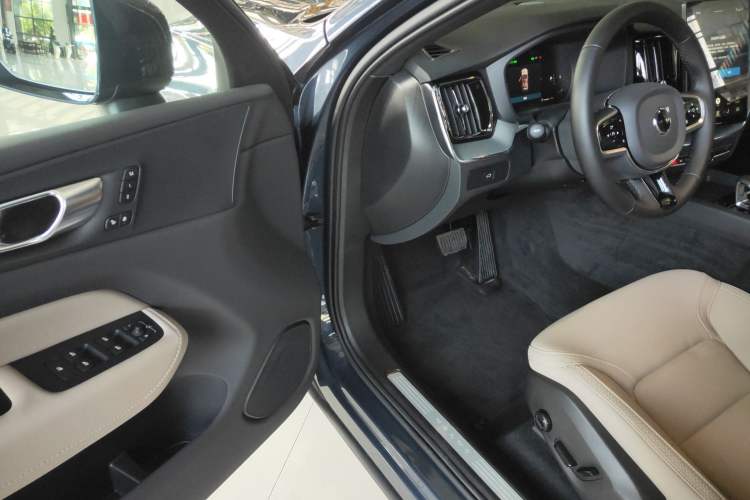 Used Volvo XC60 2026 B5 4x4 Smart Luxury Edition
