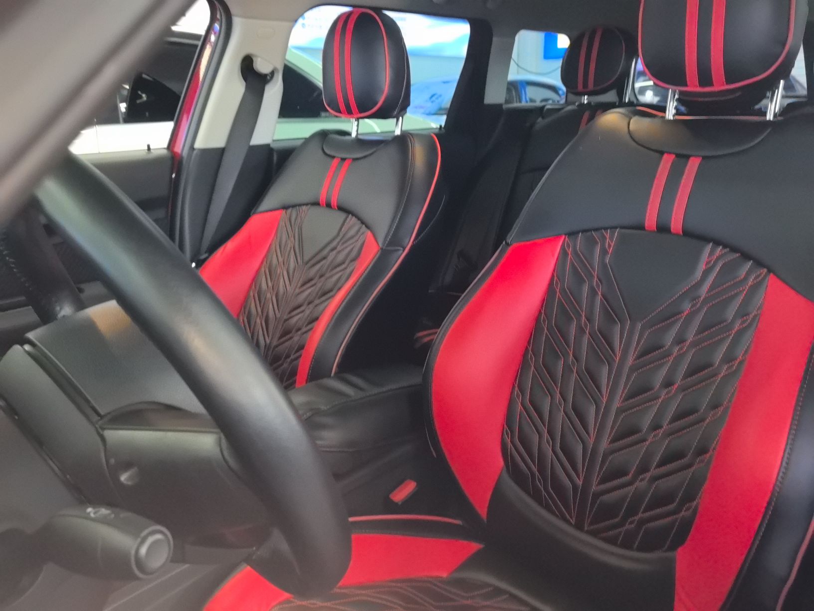 المقاعد الأمامية داخل السيارة