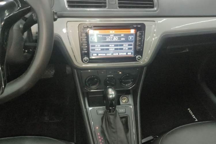 Used Volkswagen Lavida 2015 1.6L Automatic Comfort Edition Audio And AC Panel