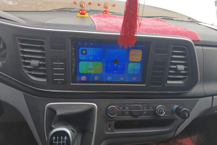 Used SAIC MAXUS Xintu V80 2025 Value Edition Aoyuntong 2.0T Manual Short Wheelbase Mid-Height 127 Ps 5/6 Seats Audio And AC Panel