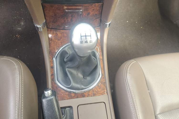 Used Zotye Z300 2016 New Vision 1.5L Manual Entry-Level Model with Sunroof Gear Lever