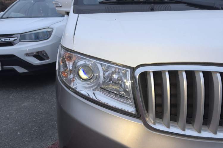 Used Jinbei New Hiace X30L 2018 1.5L Box Truck Business Edition DLCG14 Right Front Headlight