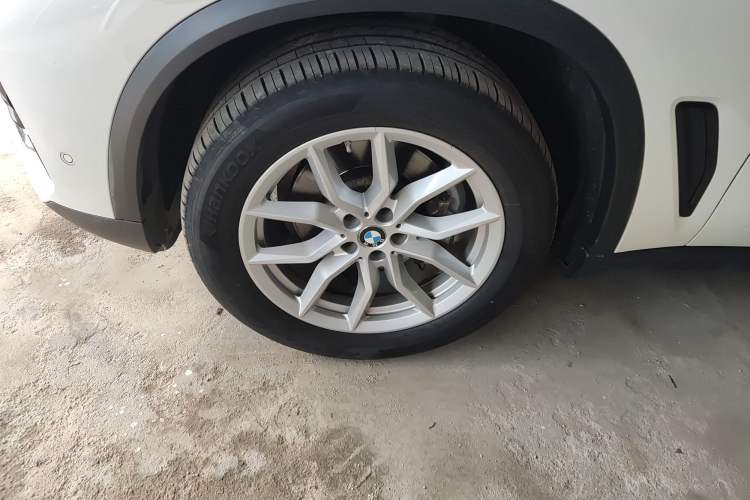 Used BMW X5 2019 xDrive40i XLine 19-inch wheels Middle East version
