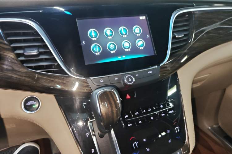 Used Buick GL8 2017 ES 28T Luxury Model China V Standard Audio And AC Panel