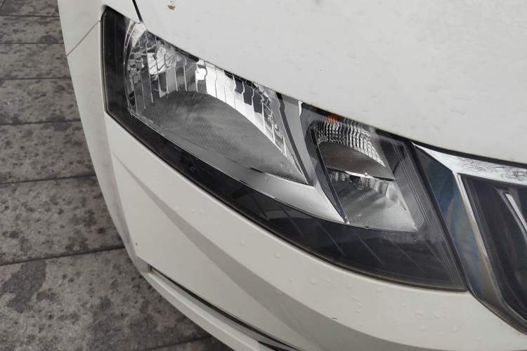 Used Skoda Rapid 2018 1.6L Automatic Comfort Edition Right Front Headlight
