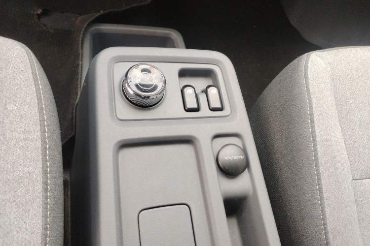 Used Wuling Yangguang 2024 300KM Comfort Version Passenger Van 75kW
