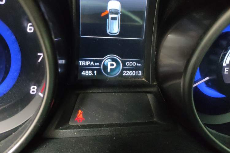 Used CHANGAN CS75 2016 1.8T Automatic Elite Model China V Standard Odometer Close Up