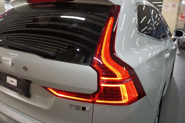 Used Volvo XC60 2019 T5 4x4 Smart Edition China VI Standard Exterior 3