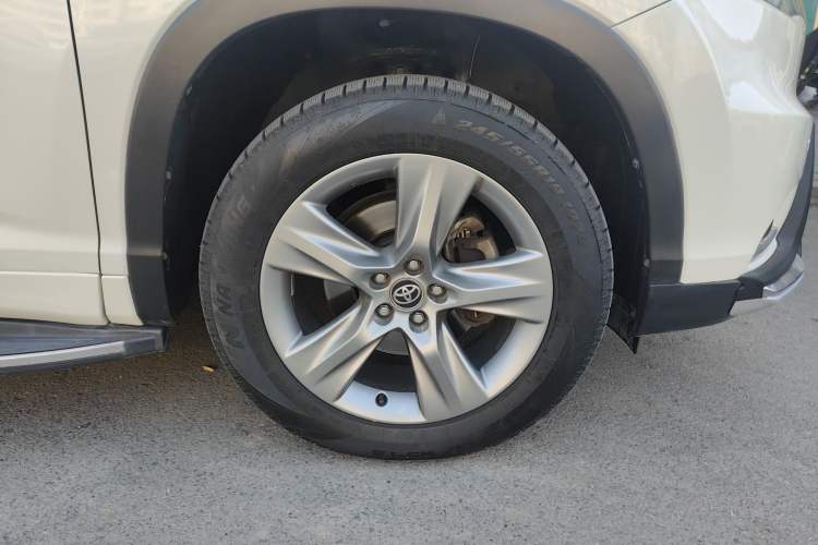 Used Toyota Highlander 2017 2.0T Four-Wheel Drive Luxury Edition 7 Seats Right Front Wheel Hub