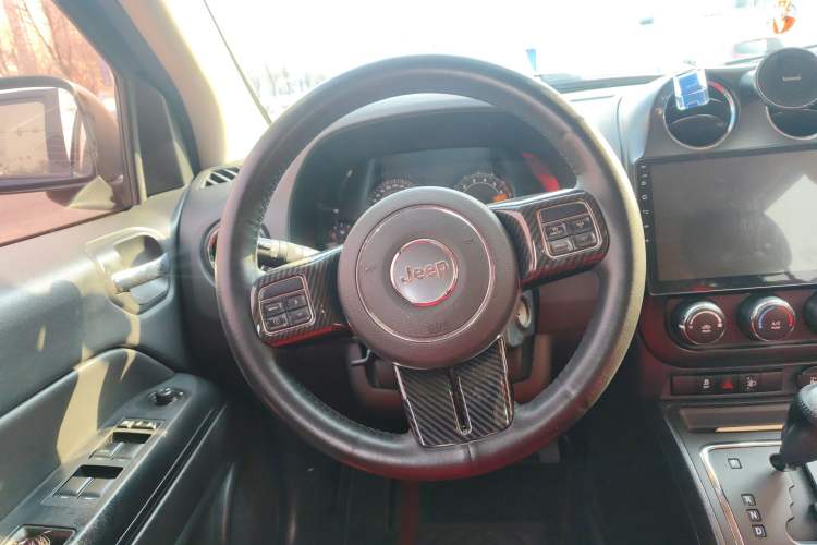 Used Jeep Compass 2014 2.4L four-wheel drive sport version
