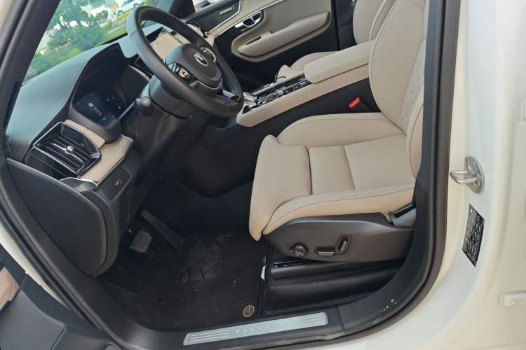 Used Volvo XC90 2025 Facelifted B6 Zhiyuan Luxury Version with 6 Seats
