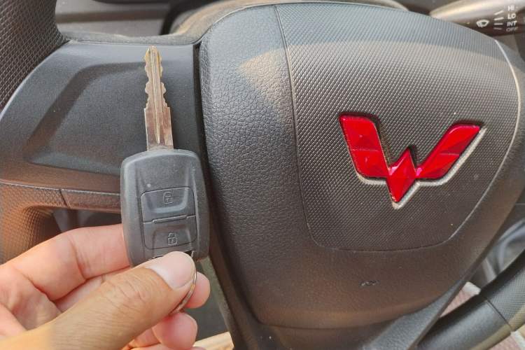 Used Wuling Hongguang V 2022 1.5L Jingqu Edition Electric-Assist LAR Vehicle Key