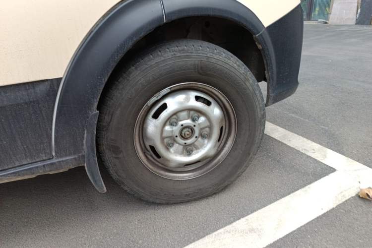 Used JMC Fushun 2023 2.0T Manual Short-Wheelbase Low-Roof Commercial Multi-Purpose Passenger Vehicle 6 Seats with Dual-Opening Tailgate
